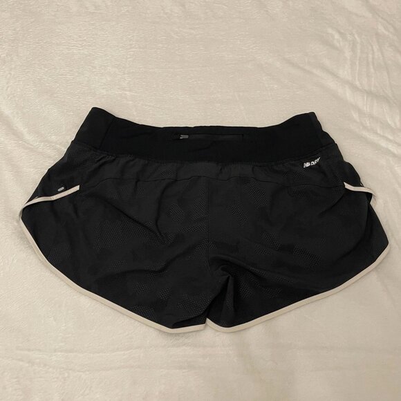 New Balance Women Short Activewear 30x12 Size Medium Black Running Athletic - Picture 3 of 6